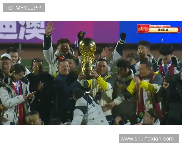 足球明星激情时刻向观众扔出球衣引发热烈欢呼与互动盛况 足球明星激情时刻向观众扔出球衣引发热烈欢呼与互动盛况